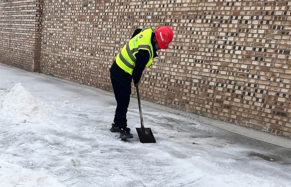 水电三局龙首坝项目扫雪除冰志愿服务便民出行