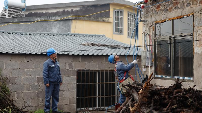 贵州兴义供电局及时更换老化线路 保障客户安全用电